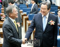 [포토] 악수 나누는 김무성-문재인