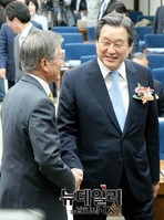 [포토] 인사 나누는 김무성-문재인