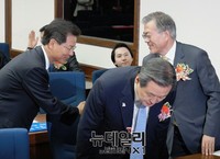 [포토] 악수 나누는 문재인 대표와 천정배 의원