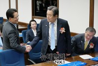 [포토] 악수 나누는 김무성 대표와 박지원 의원