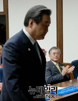 [포토] 단상으로 향하는 김무성 바라보는 문재인