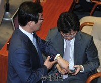 [포토] 본회의 종료 5분전, 피 마르는 유승민 원내대표