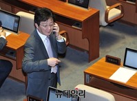 [포토] 임시국회 하루 연장, 전화하는 유승민 원내대표