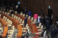 [포토] 본회의 종료 5분 앞두고 입장하는 새정치민주연합