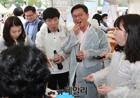 [포토] 시민들과 북한음식 먹는 홍용표 통일부 장관