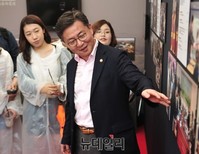 [포토] 판문점에 대해 설명하는 홍용표 통일부 장관