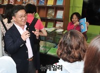 [포토] 통일박람회 설명하는 홍용표 통일부 장관