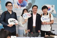 [포토] 시민들과 기념촬영하는 홍용표 통일부 장관