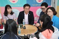 [포토] 시민들과 대화 나누는 홍용표 통일부 장관