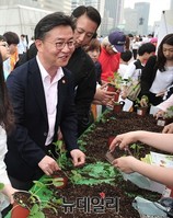 [포토] 통일박람회 체험하는 홍용표 통일부 장관