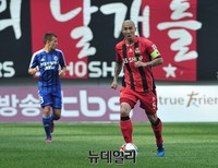 [포토] 드리볼 하는 FC서울 차두리