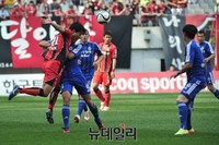 [포토] 몸싸움 벌이는 서울 FC와 울산 현대