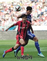 [포토] 볼 다툼하는 FC서울 박주영 선수