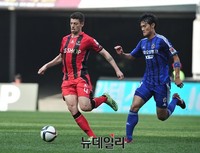 [포토] 수비 따돌리는 FC 서울 오스마르 선수