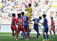[포토] 공중볼 처리하는 울산현대 김승규 골키퍼