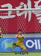 [포토] 아슬아슬하게 펀칭하는 울산 현대 김승규