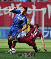 [포토] 서울 오스마르 따돌리는 울산 김신욱
