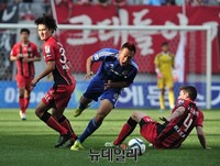 [포토] 걸려 넘어지는 울산 현대 김신욱 선수