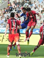 [포토] 공중볼 다툼하는 서울 이웅희와 현대 김신욱