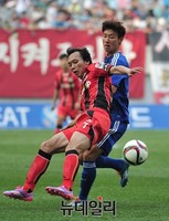[포토] 몸싸움 벌이는 서울 FC 김치우 선수