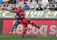 [포토] 볼 걷어 내는 서울 FC 차두리 선수