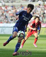[포토] 서울 FC 수비수 따돌리는 울산 현대 양동현