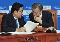 [포토] 대화 나누는 문재인 대표와 전병헌 최고위원