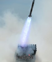 [포토] 합동해상사격, 불뿜으며 적에게 날으는 130mm다련장