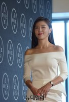 [포토] 순백 드레스 입고 등장한 배우 하지원