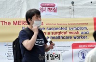 [포토] 마스크 쓰고 메르스 임시격리실 지나는 시민