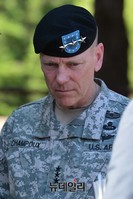 [포토] 한미연합사단 편성식에 참석한 '버나드 샴포' 美8군사령관