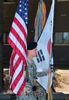 [포토] 한미연합사단 편성식, 양손에 든 '태극기-성조기'