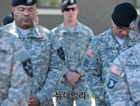 [포토] 한미연합사단 편성식에 앞서 기도하는 미군