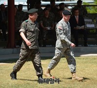 [포토] 나란히 입장하는 '김현집 대장-버나드 샴포 중장'