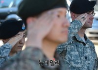 [포토] 한미연합사단 편성, 나란히 거수경례하는 한미연합군