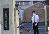 [포토] 마스크 착용하고 임시 메르스 진료소 지키는 병원관계자