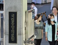 [포토] 마스크 착용하고 퇴근하는 병원직원들