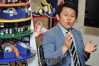 [포토] 제품 설명하는 김영준 에이스골프 대표