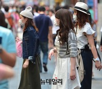 [포토] 메르스 공포로 한산한 명동거리, 마스크 쓴 관광객 다수