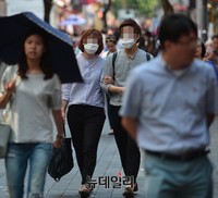 [포토] 메르스, 마스크 쓴 채 명동거리 걷는 시민