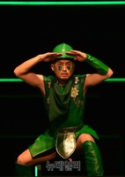 [포토] 연극 'THE POWER' 적을 관찰하는 녹색군