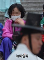 [포토] 마스크 쓴 채 행사에 참가한 행사참가자