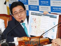 [포토] 메르스 지도 들어보이는 전병헌 최고위원