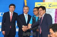 [포토] 기념촬영하는 문재인 대표와 이광재 한노총 수석부본부장