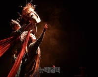 [포토] 연극 '노래하듯이 햄릿' 햄릿의 삶을 따라가는 광대들