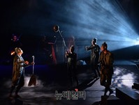 [포토] 연극 '노래하듯이 햄릿'  입장하는 광대들
