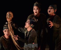 [포토] 햄릿의 혼을 달래는 광대들