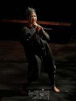 [포토] 연극 '노래하듯이 햄릿'  진혼굿하는 광대