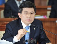 [포토] 의원들의 질문에 답하는 황교안 총리후보자