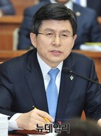 [포토] 답하는 황교안 국무총리 후보자